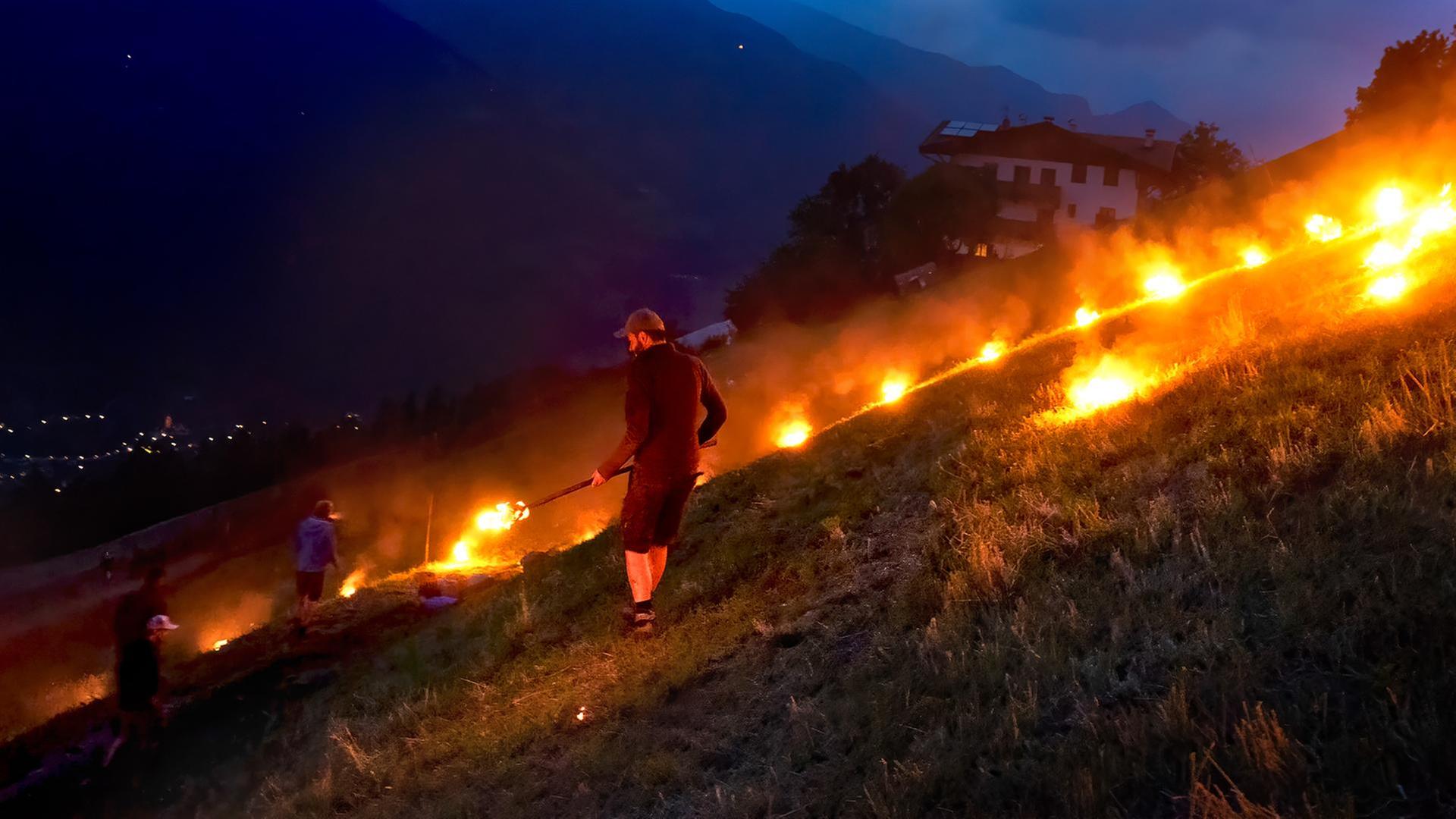 Die vier Elemente der Alpen · Feuer, leuchtende Zeichen (1/4)