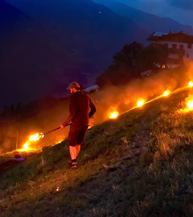 Die vier Elemente der Alpen · Feuer, leuchtende Zeichen (1/4)