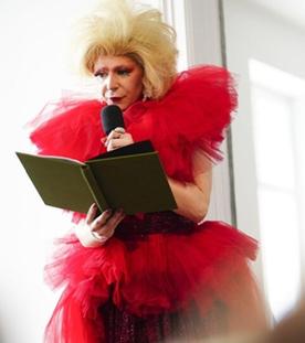 Drag Queen Lesung in Stadtbibliothek: Würden Sie mit Ihren Kindern hingehen?