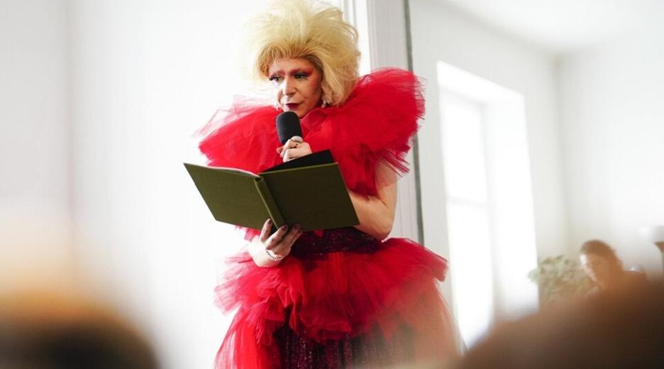 Drag Queen Lesung in Stadtbibliothek: Würden Sie mit Ihren Kindern hingehen?