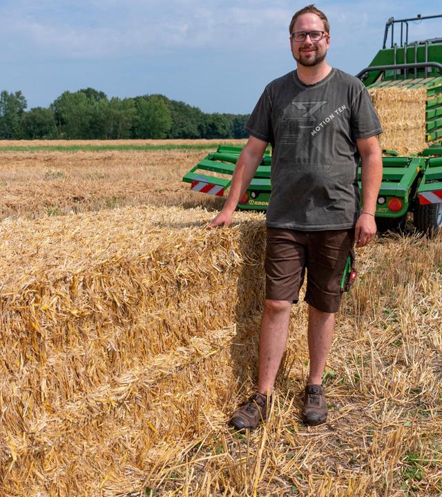 Dreschen, lüften, pressen - Strohprofis im Erntestress