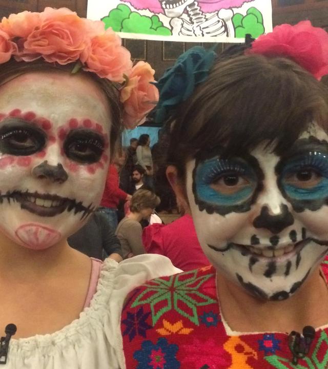 Frida und Hanna backen für das Totenfest