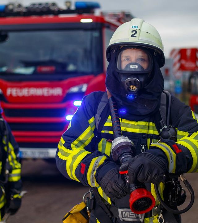 Großeinsatz und der Weg zum Feuer ist versperrt