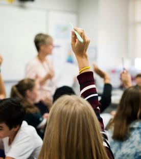 In der Schule und anderswo: Wie lernen junge Leute Demokratie?