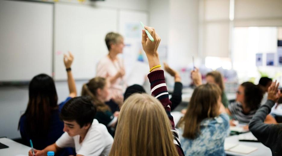 In der Schule und anderswo: Wie lernen junge Leute Demokratie?