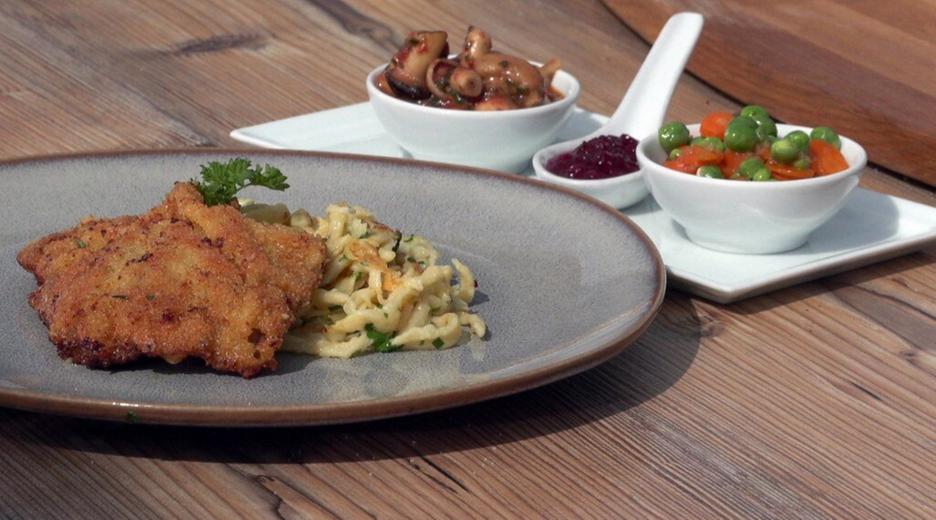 Jägerschnitzel mit Pilzen, Erbsen und Kräuterspätzle