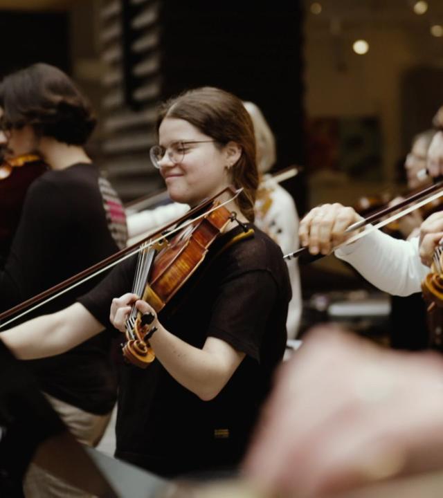 James Bond trifft Berlinale - Flashmob-Ständchen zum 75. Jubiläum