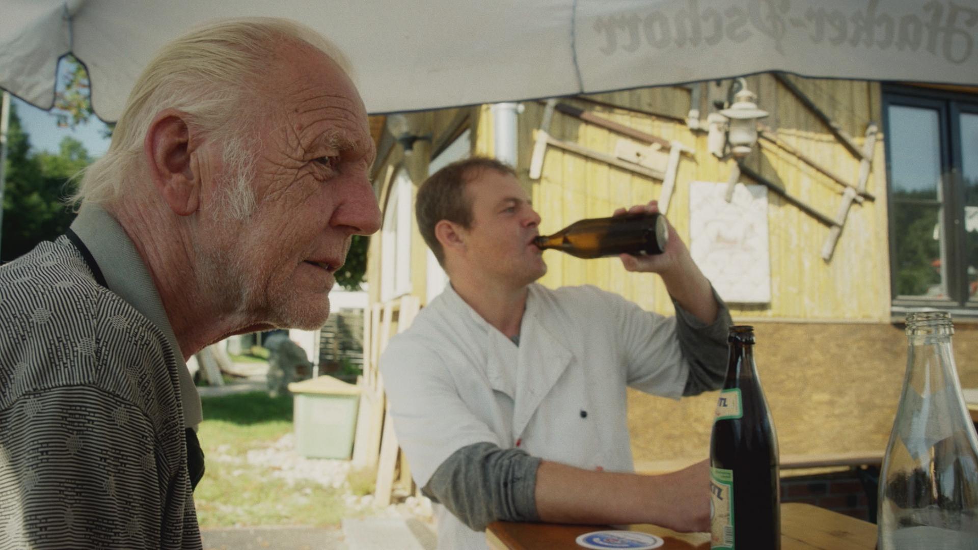 Jeder hängt an dem  Faden