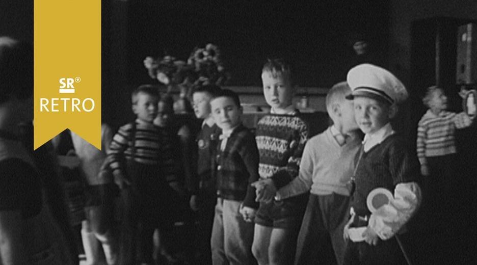 Kindergärtnerinnen werden in Verkehrserziehung unterwiesen