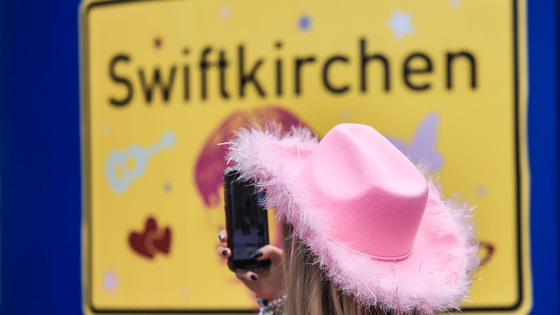 Klicken, liken, nahe sein: Warum folgen Sie Promis und Influencern?