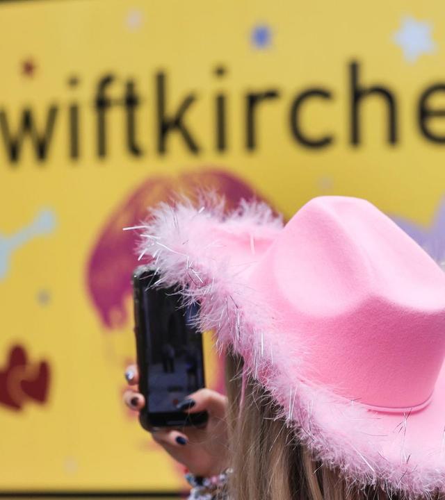 Klicken, liken, nahe sein: Warum folgen Sie Promis und Influencern?