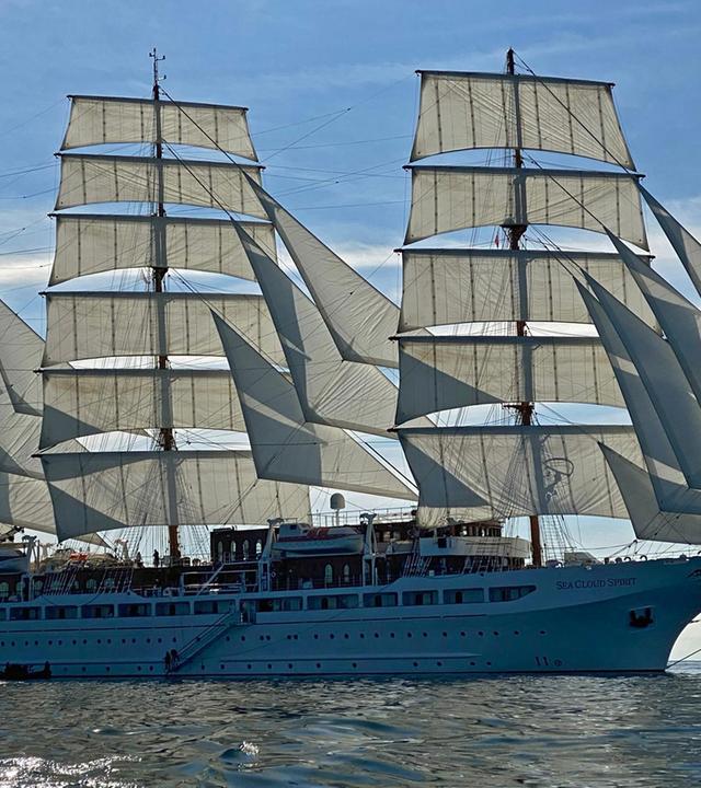 Kreuzfahrt unter weißen Segeln