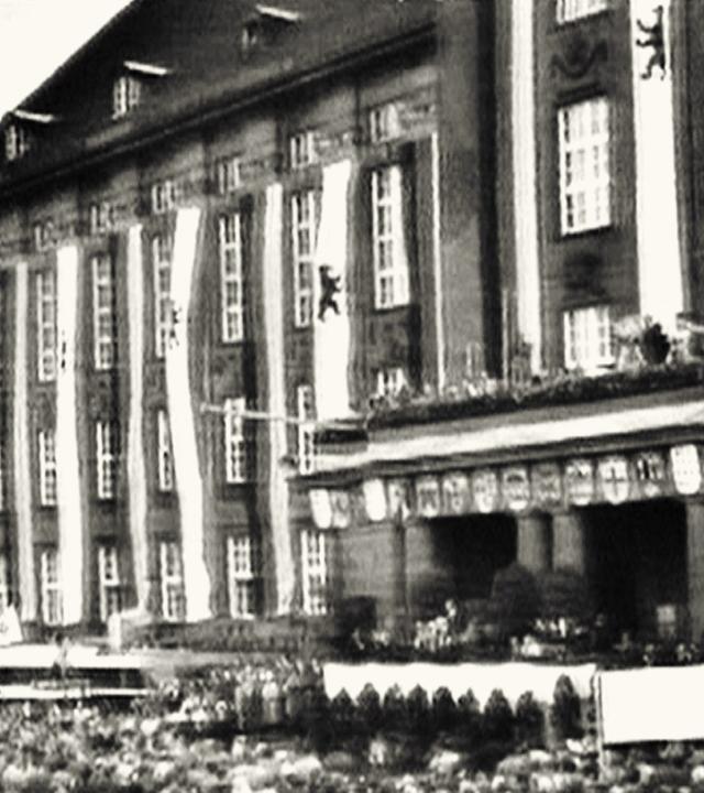 Kundgebung vor dem Rathaus Schöneberg