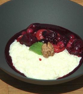 Milchreis mit roten Beeren