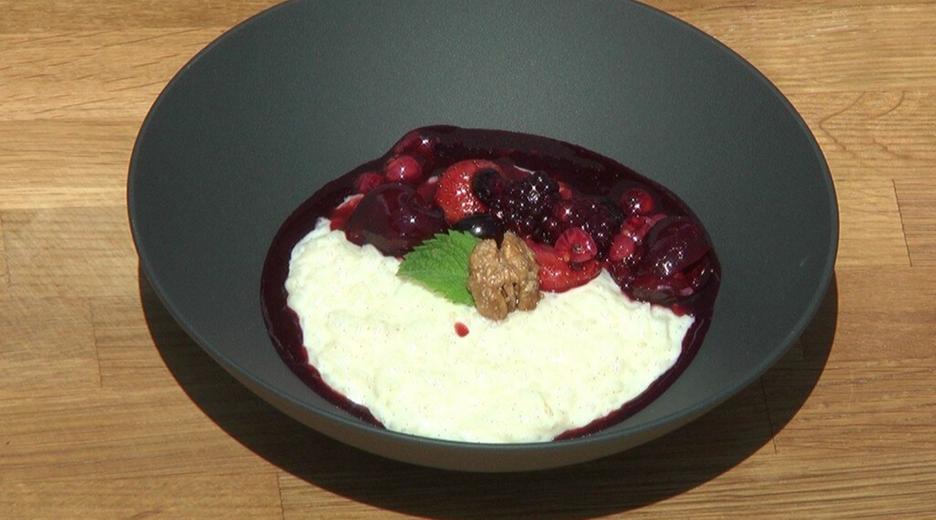 Milchreis mit roten Beeren