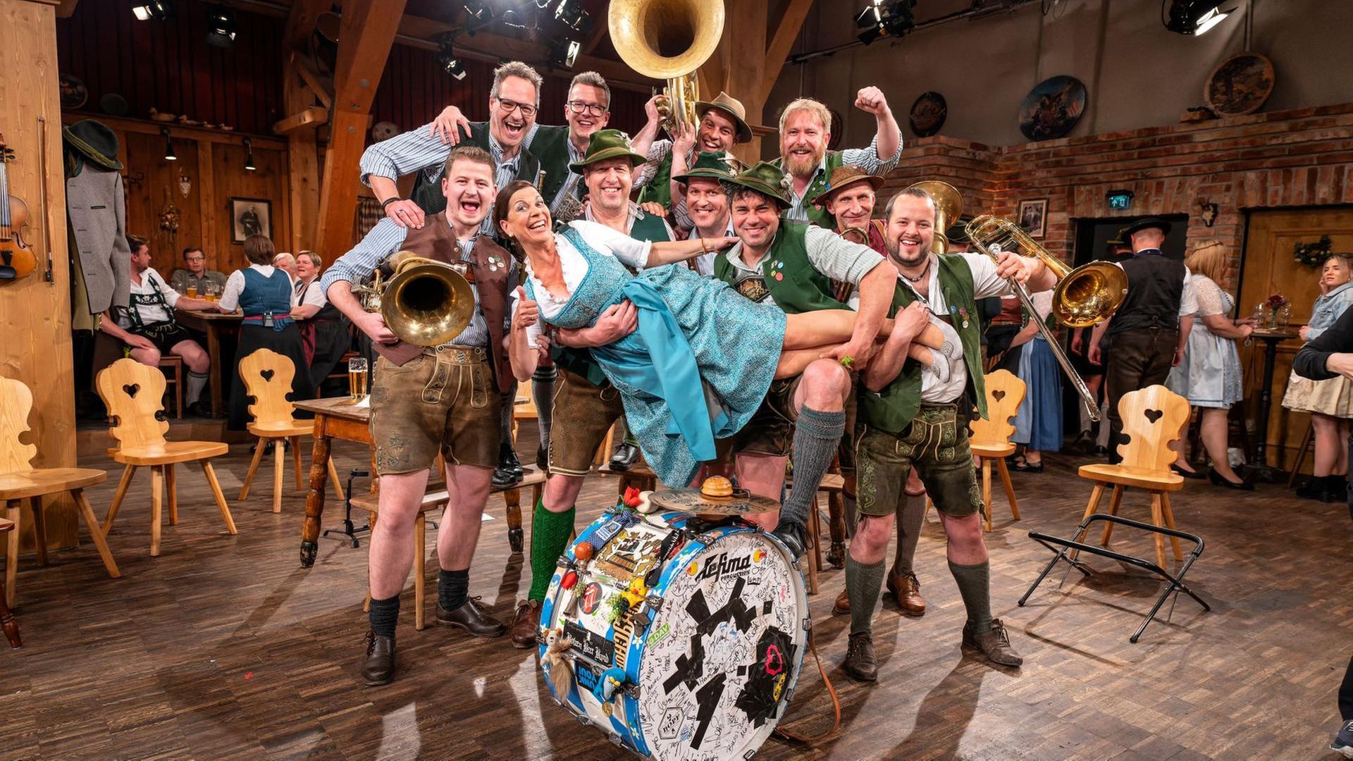 Mit der Kapelle Josef Menzl, ZechFreiStil, Bäff, Grundlseer Geigenmusi u. a.