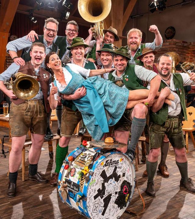 Mit der Kapelle Josef Menzl, ZechFreiStil, Bäff, Grundlseer Geigenmusi u. a.