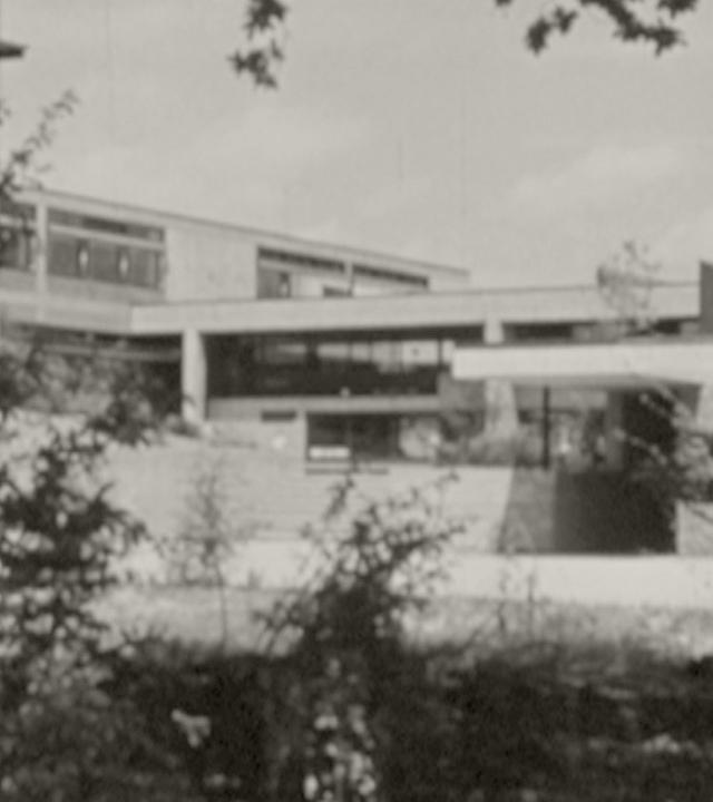 Moderne Schule auf historischem Boden