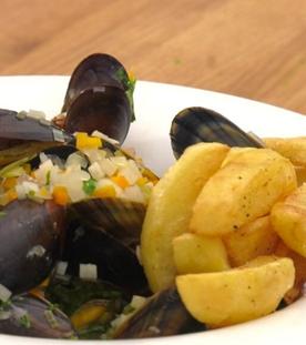 Moules & Frites mit Aioli-Mayonnaise