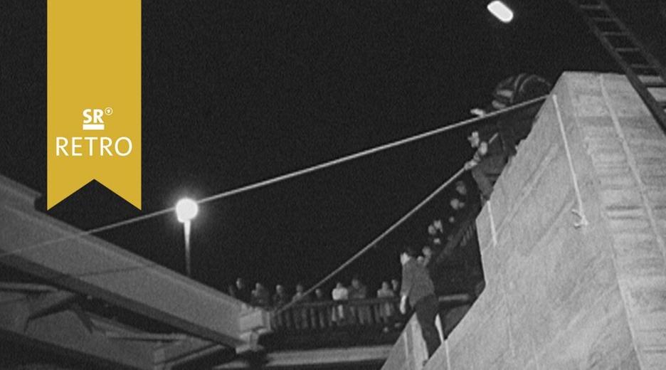 Neue Fußgängerbrücke / Stählerner Steg über Stadtautobahn