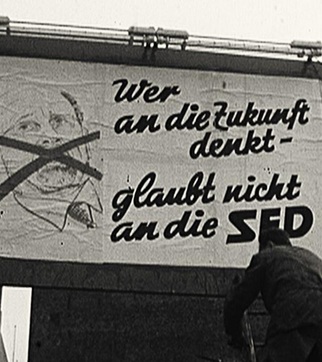 Neue Plakate an der Sektorengrenze