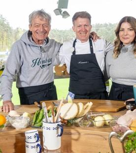 Omas Hühnersuppe mit bunten Kneppscher