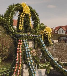 Osterbrunnen, Osterstrauß und Ostergarten