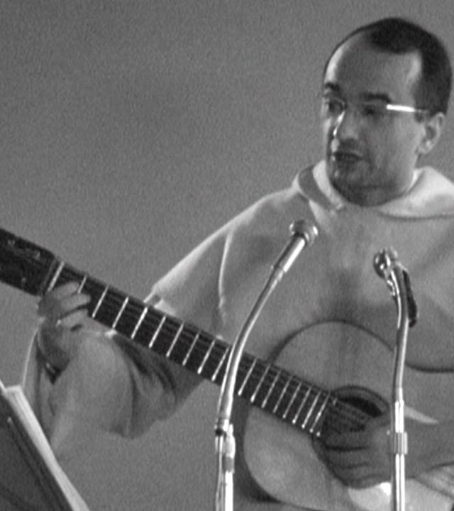 Pater Cocagnac singt biblische Geschichten vor Bundeswehrsoldaten