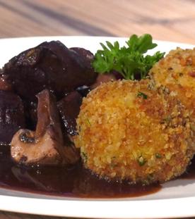 Rehragout mit Birnen-Topfenknödel