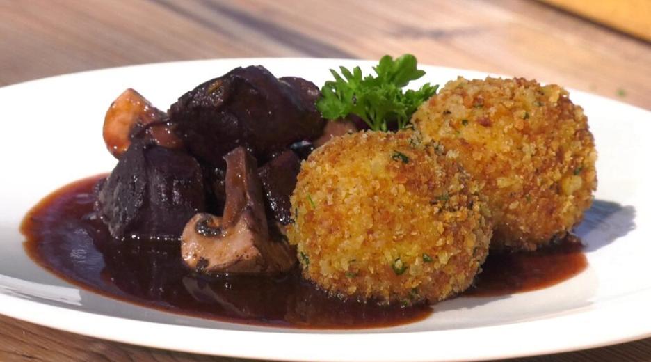 Rehragout mit Birnen-Topfenknödel