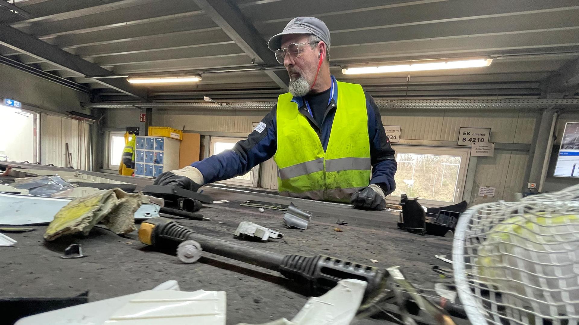 Schätze im Elektroschrott - Recycling von Handy, Fernseher und Co.