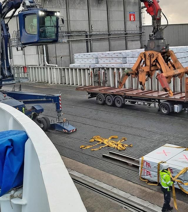 Schiffe, Stapler, spezielle Ladung - Schuften für den Weserhafen