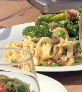 Schinkennudeln mit Kopfsalat