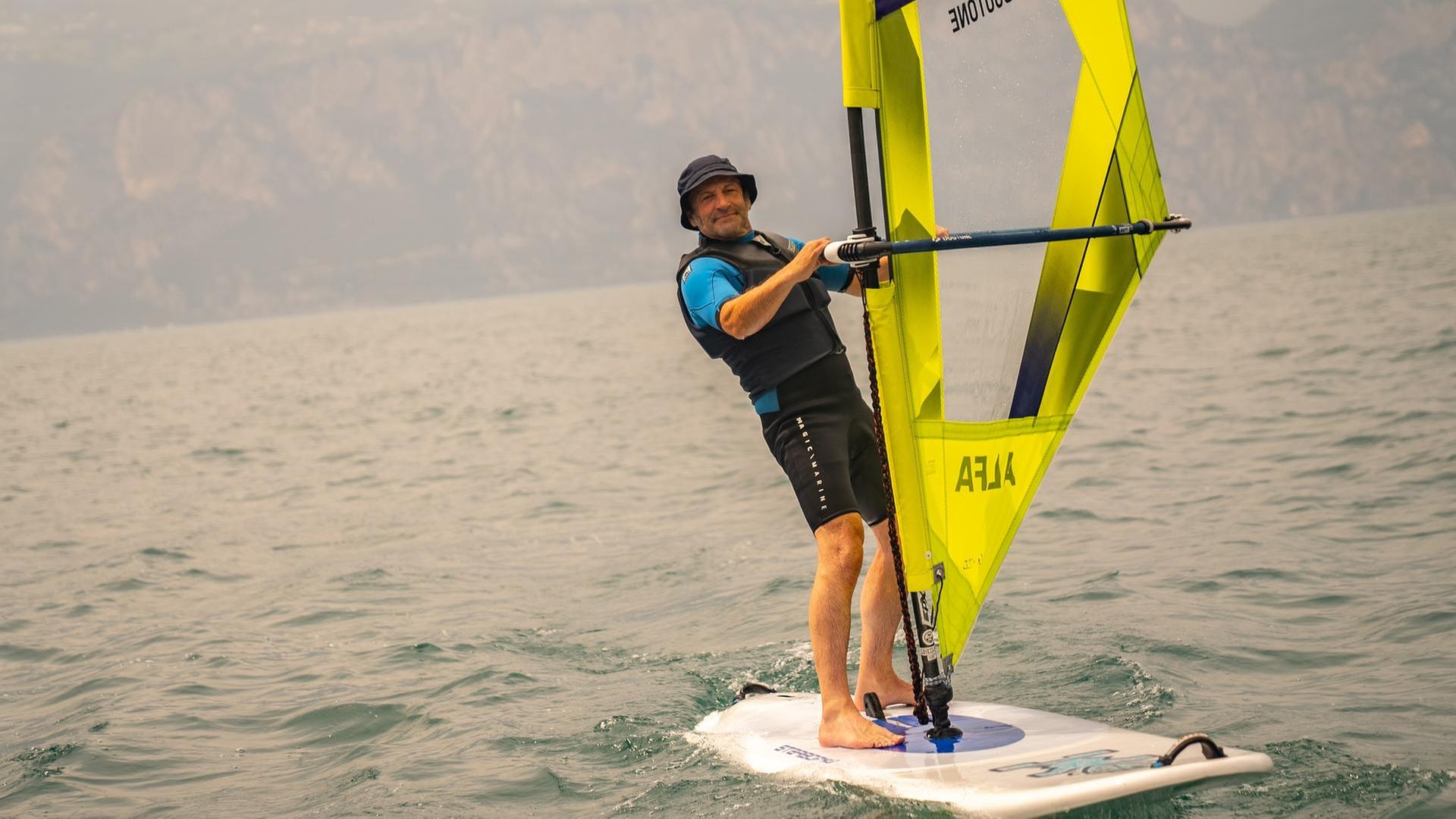 Schmidt Max lernt surfen