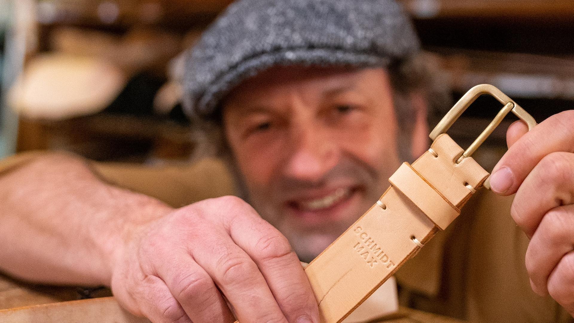 Schmidt Max liest vom Leder