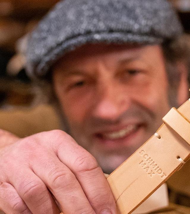 Schmidt Max liest vom Leder