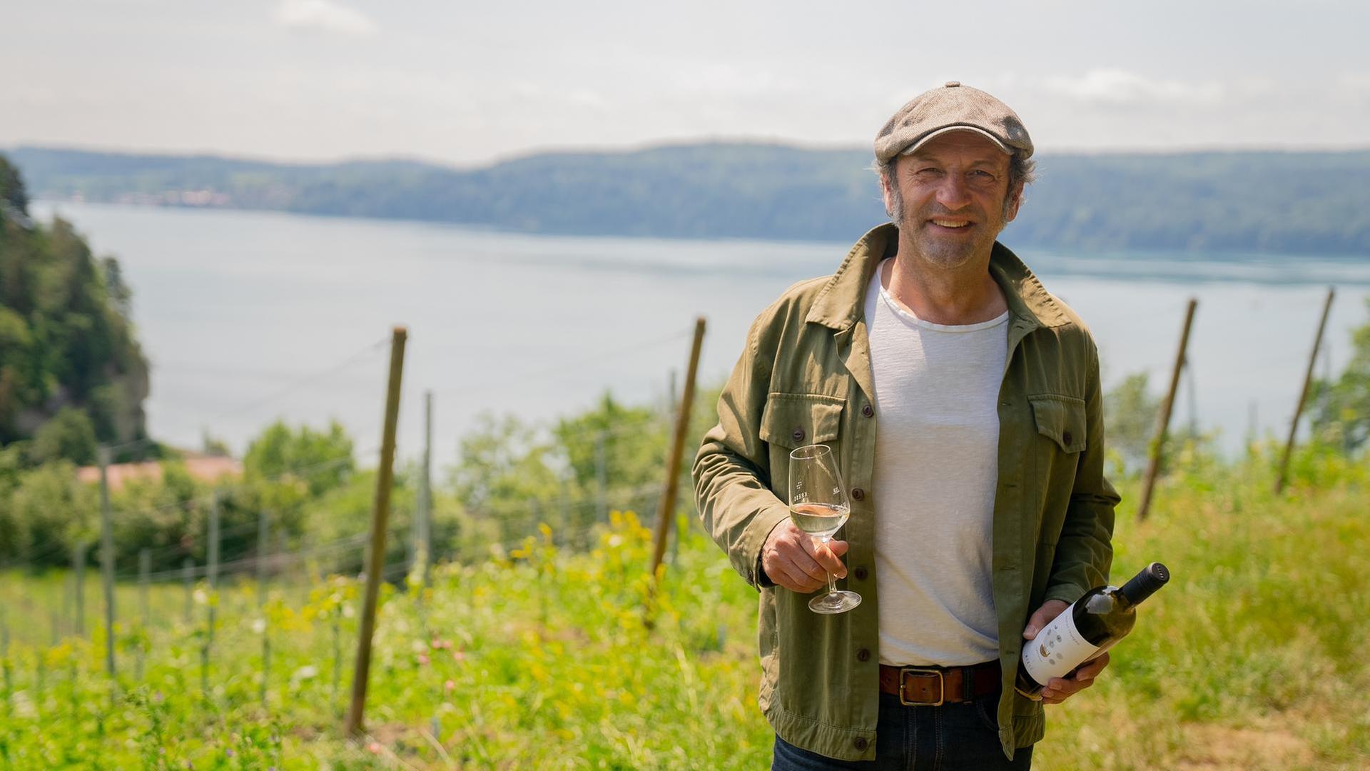 Schmidt Max schmeckt den Wein in Baden