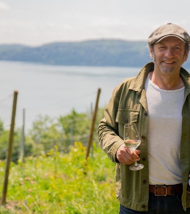 Schmidt Max schmeckt den Wein in Baden