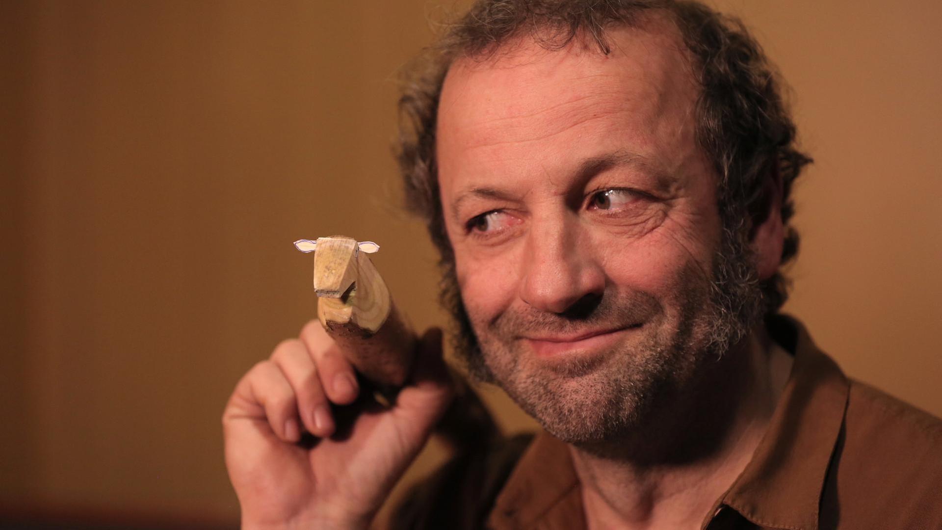 Schmidt Max schnitzt sich eine Weihnachtskrippe