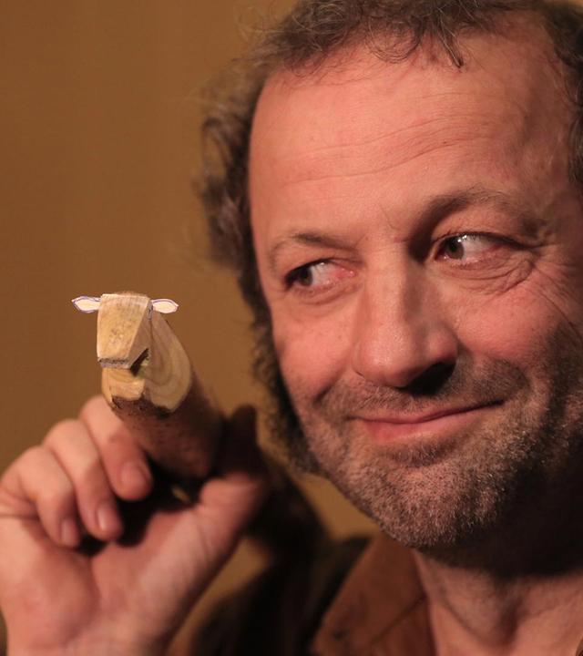 Schmidt Max schnitzt sich eine Weihnachtskrippe