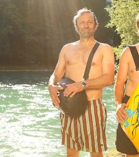 Schmidt Max schwimmt durch Bern