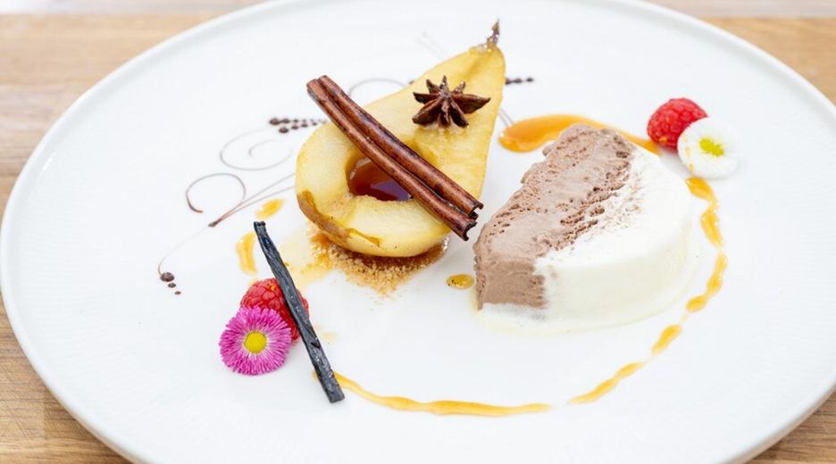 Schokoladen-Vanille-Parfait mit Karamell-Birne