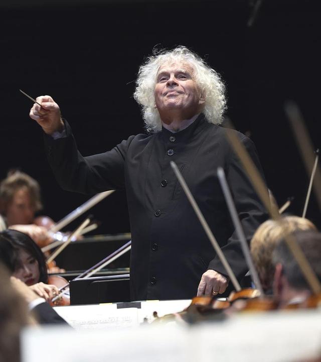 Sir Simon Rattle dirigiert Mozart-Symphonien