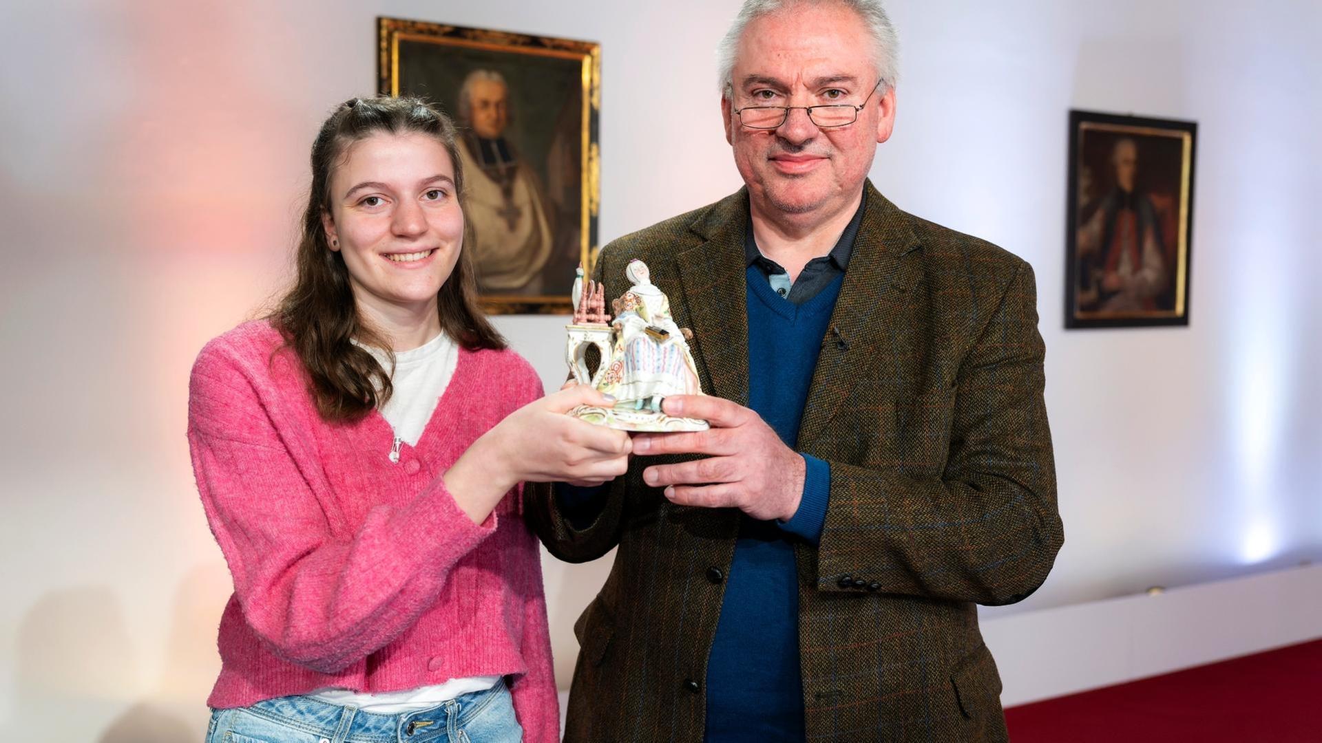 Spinnende Dame · Porzellanfigur und mehr