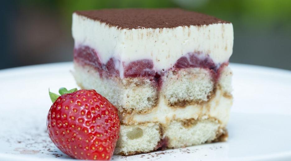 Tiramisu mit Salat von Erdbeeren