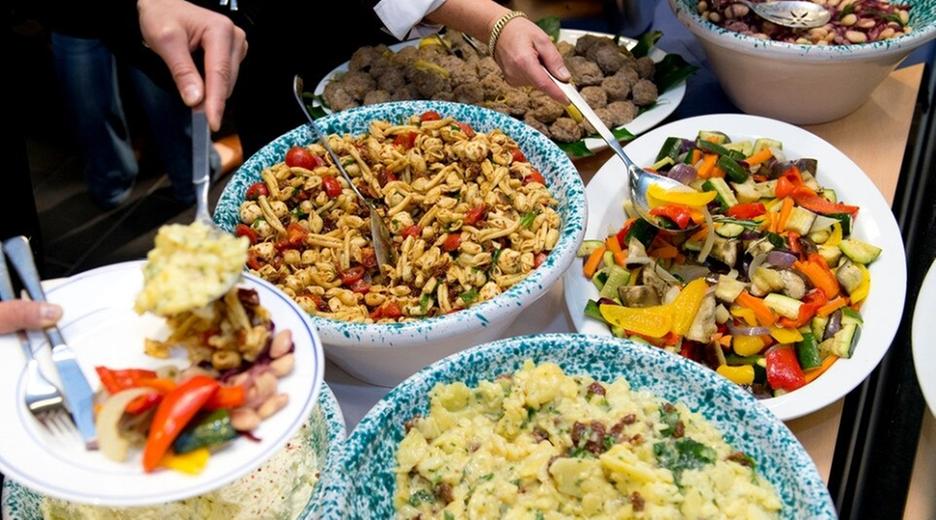 Vegetarierin, Veganer, Fleischesser: Wie bekommen Sie alle an einen Tisch?