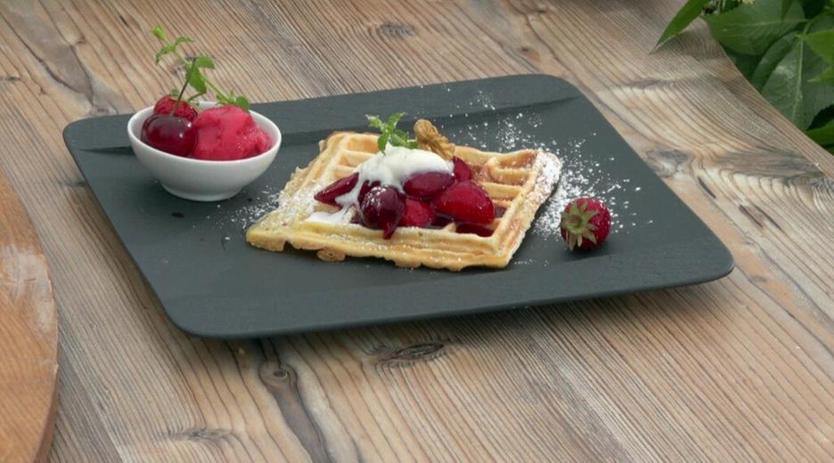 Webenheimer-Walnuss-Waffeln mit Erdbeeren