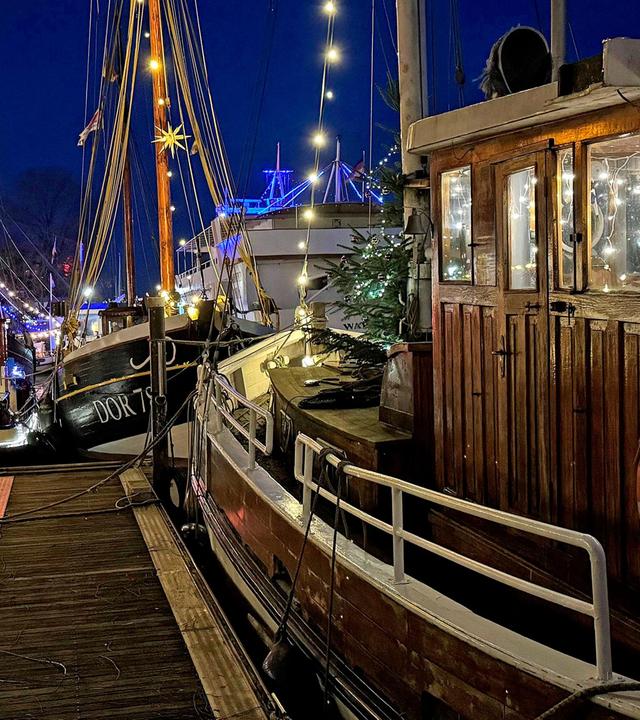 Weihnachten auf Ostfriesisch – Hafenglanz und Lichtermeer