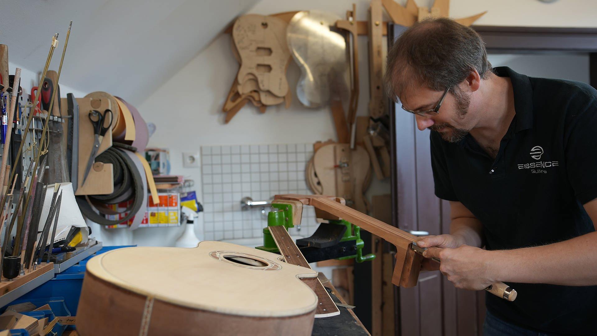 Wie man eine Westerngitarre baut