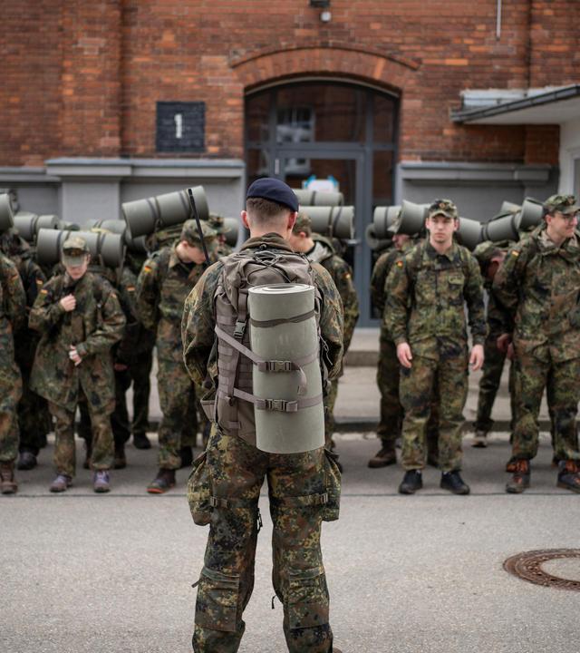 Zwischen Schulbank und Schießstand · Wie Europas Armeen um Nachwuchs werben